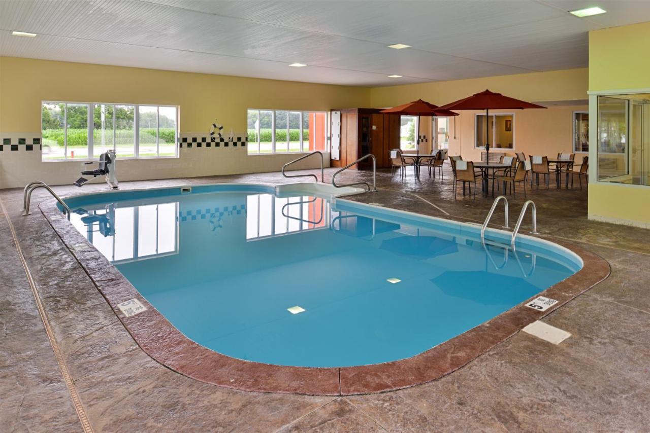 Red Roof Inn Sandusky - Milan Bagian luar foto