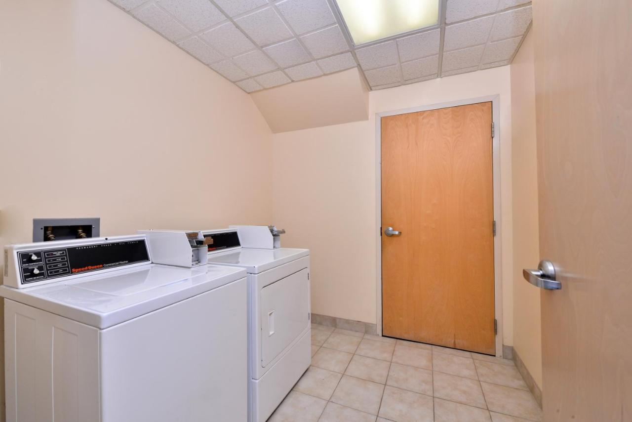 Red Roof Inn Sandusky - Milan Bagian luar foto