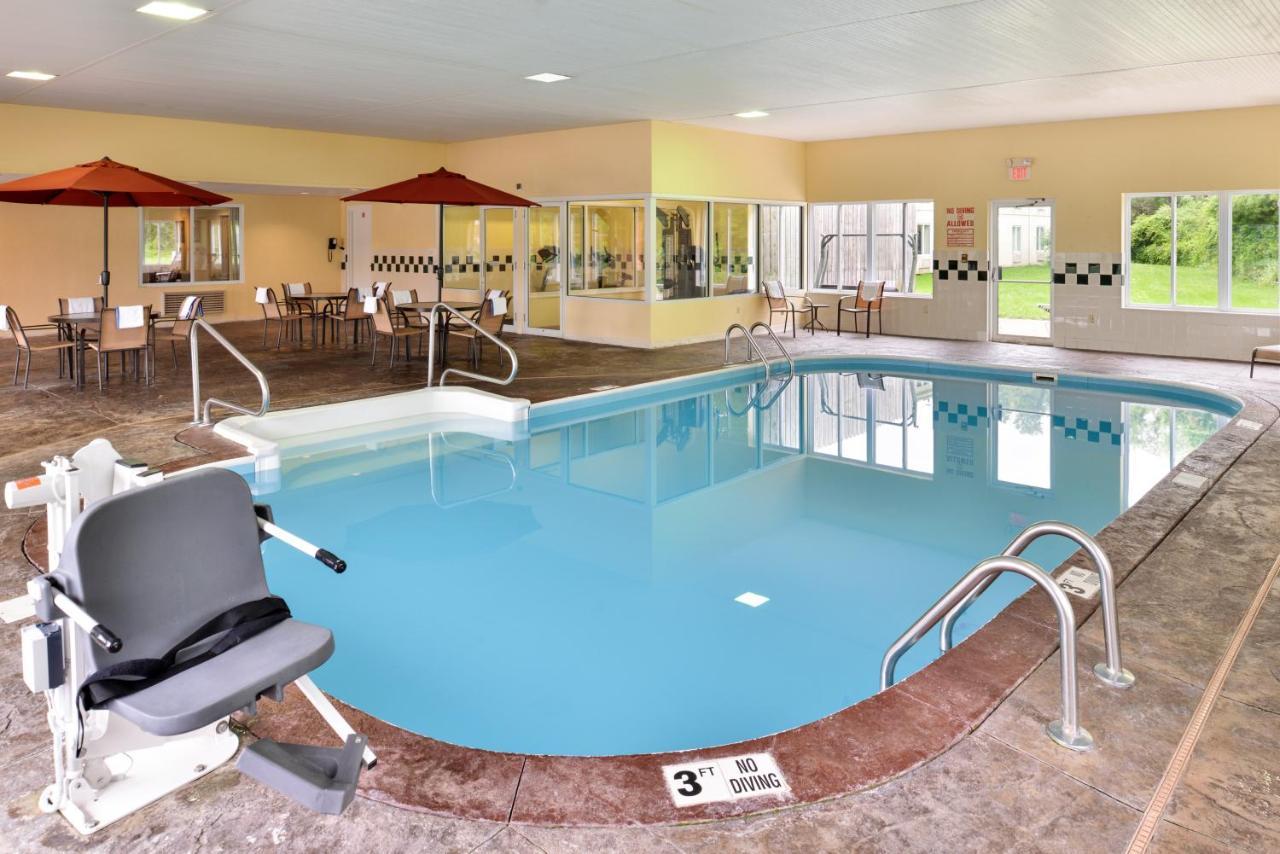 Red Roof Inn Sandusky - Milan Bagian luar foto