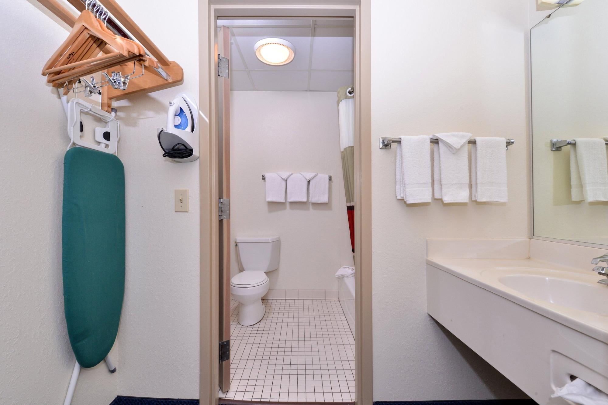 Red Roof Inn Sandusky - Milan Bagian luar foto