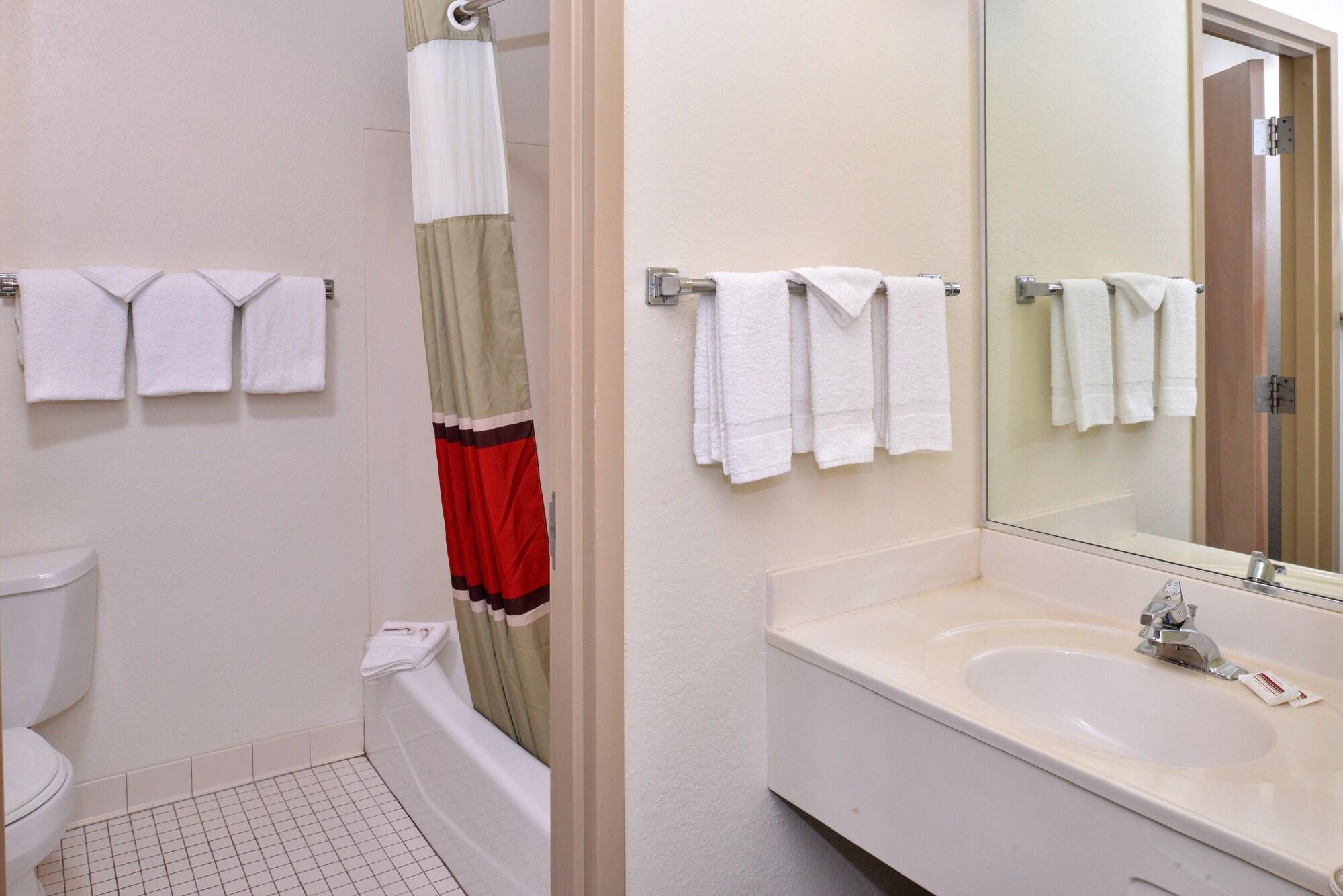 Red Roof Inn Sandusky - Milan Bagian luar foto