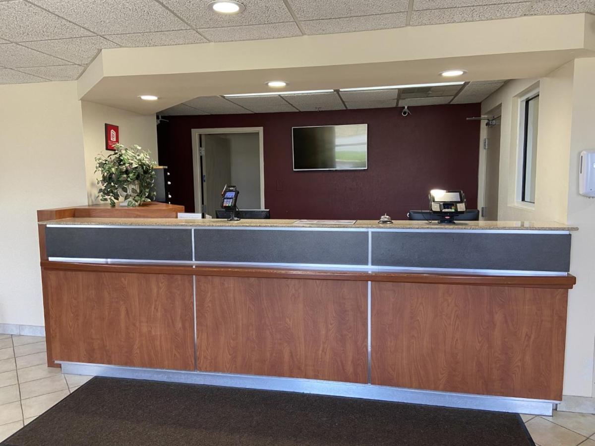Red Roof Inn Sandusky - Milan Bagian luar foto